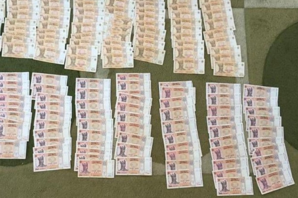 O femeie de 59 de ani a pierdut astăzi pe o stradă din capitală 15.000 de lei. Cine i-a returnat